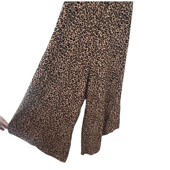 Francesca’s Leopard Print Smocked Barrel Leg Jumpsuit Size XS Forest Fairy - Picture 3 of 8